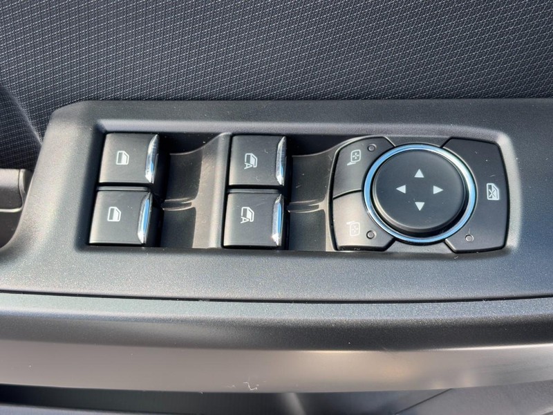 Ford F-150 Vehicle Full-screen Gallery Image 18