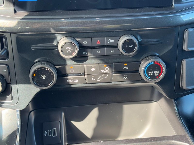 Ford F-150 Vehicle Full-screen Gallery Image 17