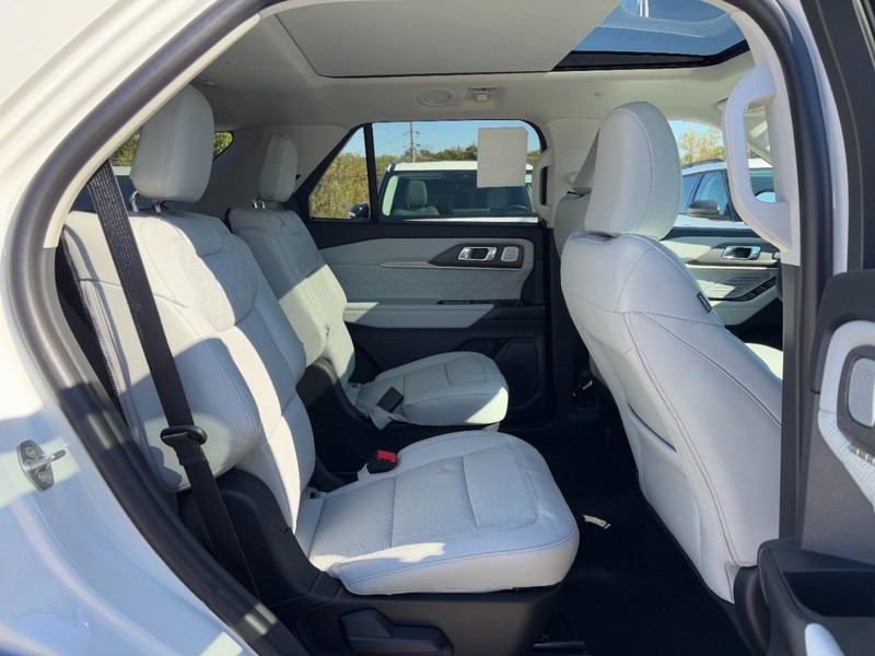 Ford Explorer Vehicle Full-screen Gallery Image 05