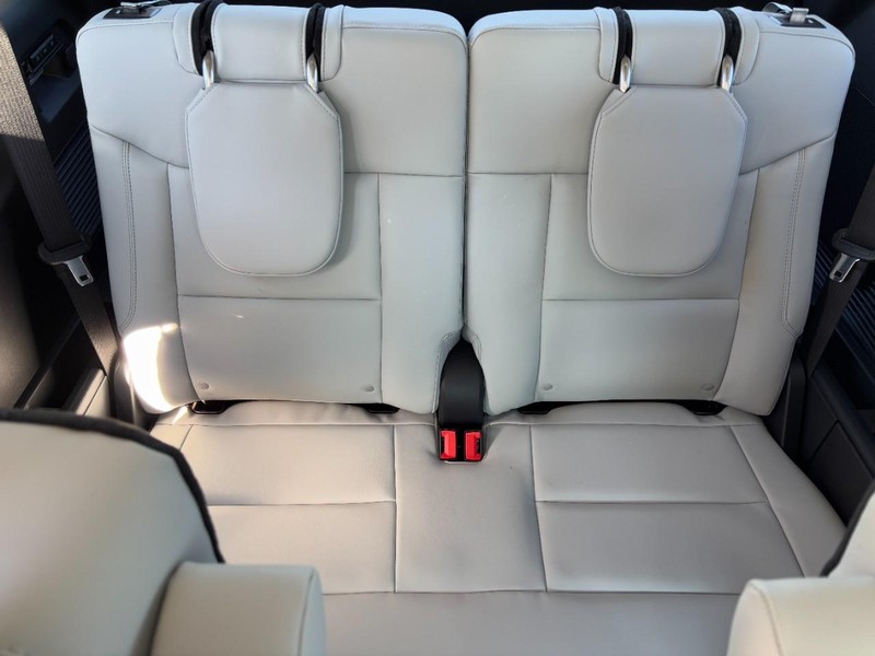 Ford Explorer Vehicle Full-screen Gallery Image 06