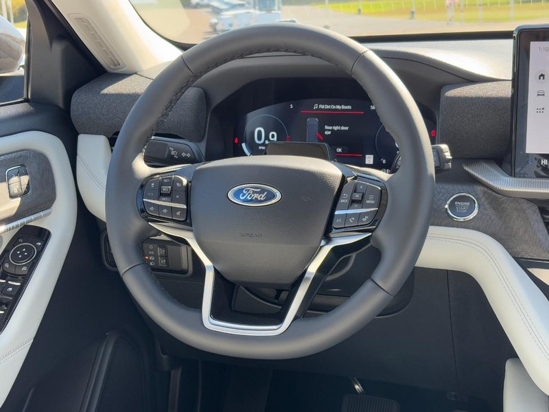 Ford Explorer Vehicle Full-screen Gallery Image 08