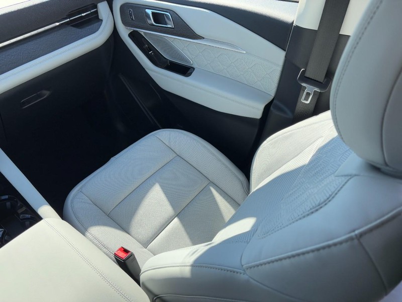 Ford Explorer Vehicle Full-screen Gallery Image 11