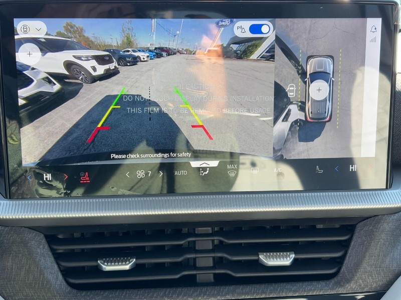 Ford Explorer Vehicle Full-screen Gallery Image 17