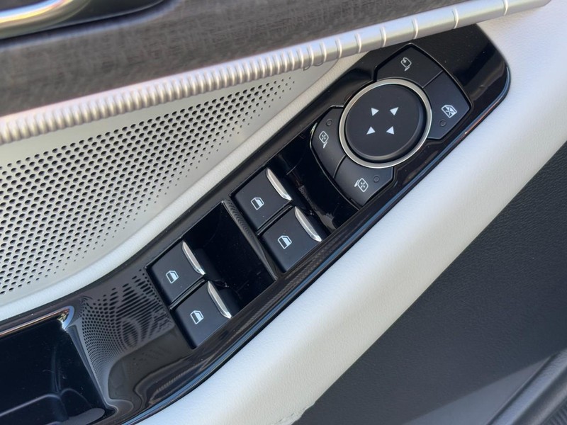 Ford Explorer Vehicle Full-screen Gallery Image 20