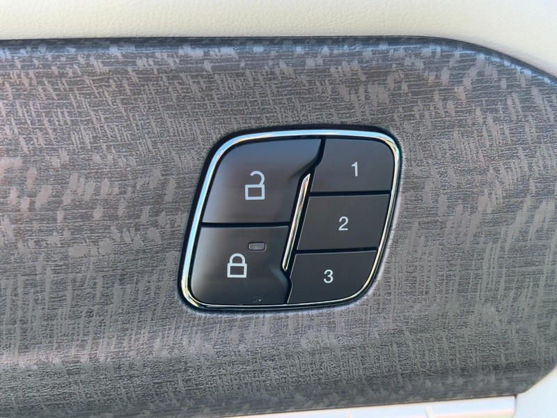 Ford Explorer Vehicle Full-screen Gallery Image 21