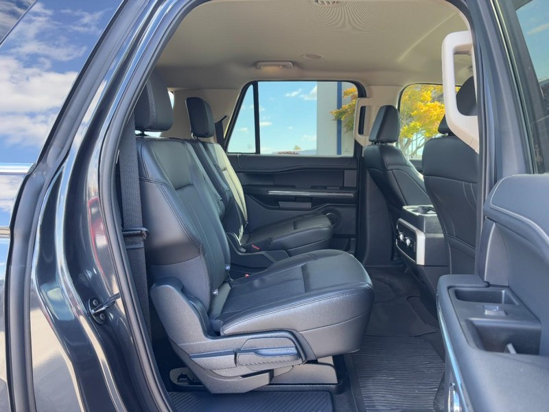 Ford Expedition Max Vehicle Full-screen Gallery Image 10