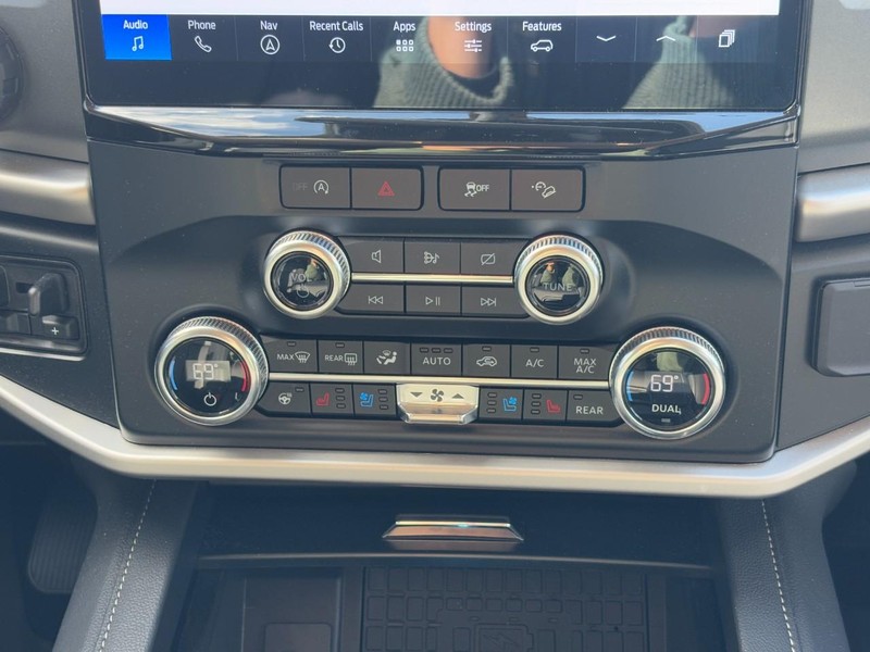 Ford Expedition Max Vehicle Full-screen Gallery Image 15