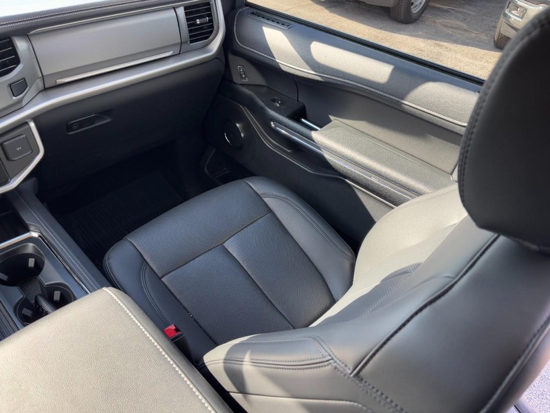 Ford Expedition Max Vehicle Full-screen Gallery Image 16