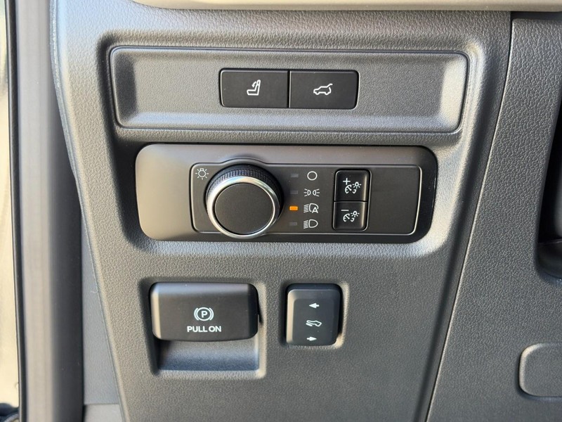 Ford Expedition Max Vehicle Full-screen Gallery Image 17