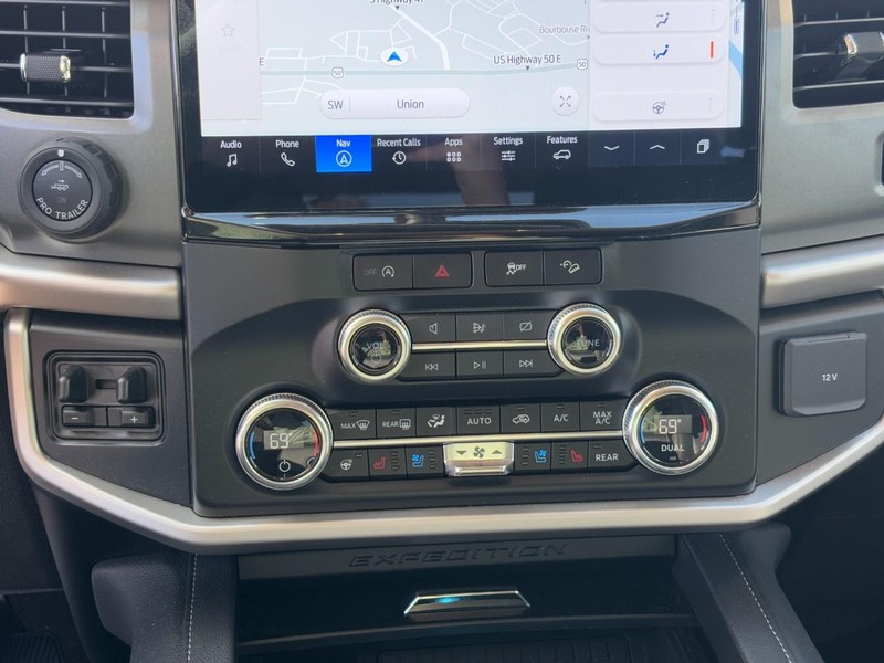 Ford Expedition Max Vehicle Full-screen Gallery Image 24