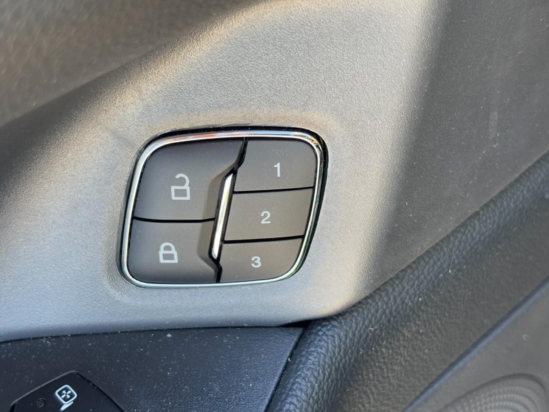 Ford Expedition Max Vehicle Full-screen Gallery Image 26