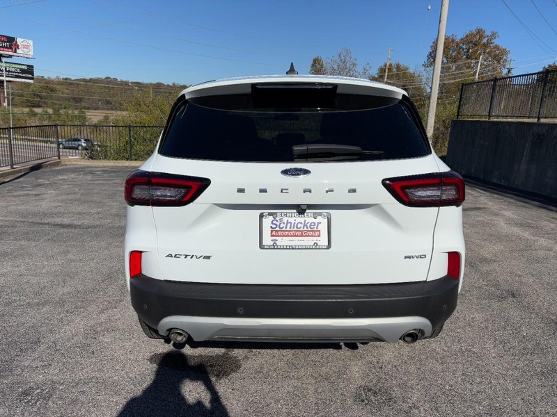 Ford Escape Vehicle Full-screen Gallery Image 05