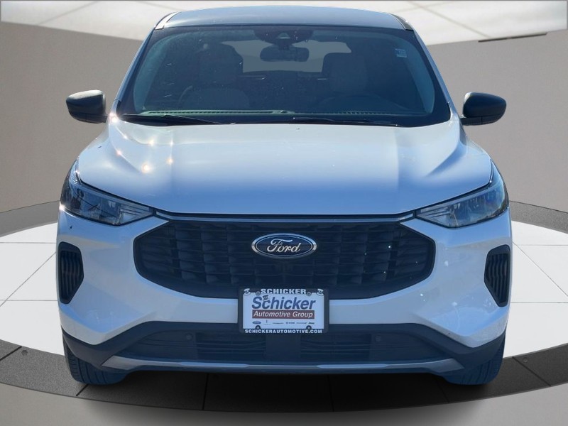 Ford Escape Vehicle Full-screen Gallery Image 09