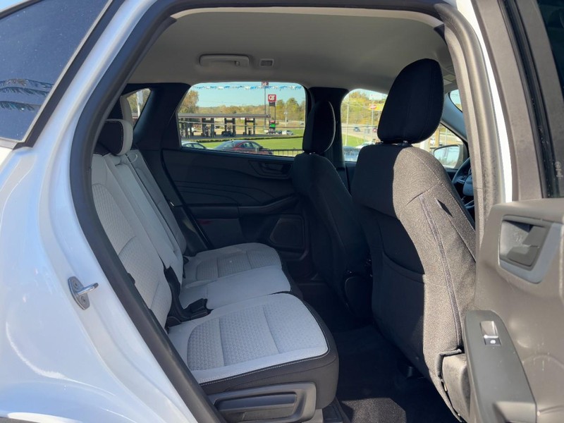 Ford Escape Vehicle Full-screen Gallery Image 10