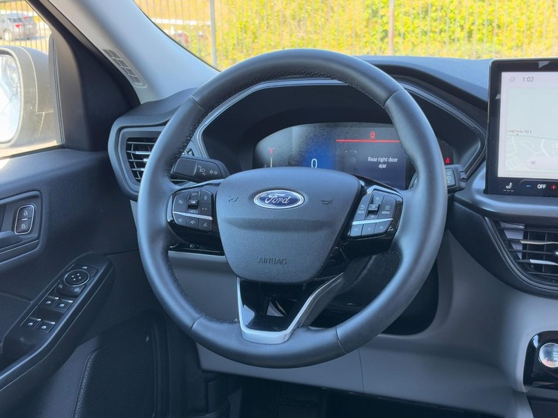 Ford Escape Vehicle Full-screen Gallery Image 12