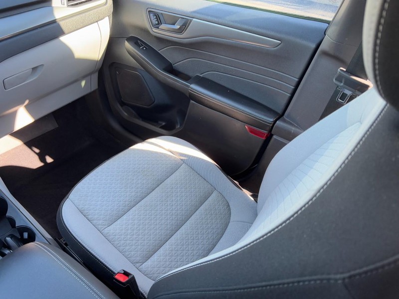 Ford Escape Vehicle Full-screen Gallery Image 15