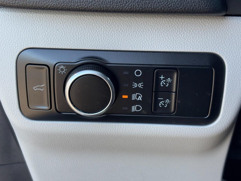 Ford Escape Vehicle Full-screen Gallery Image 16