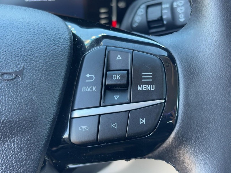 Ford Escape Vehicle Full-screen Gallery Image 18