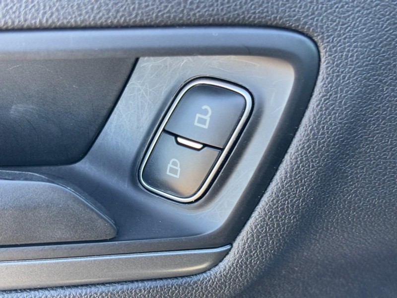 Ford Escape Vehicle Full-screen Gallery Image 25