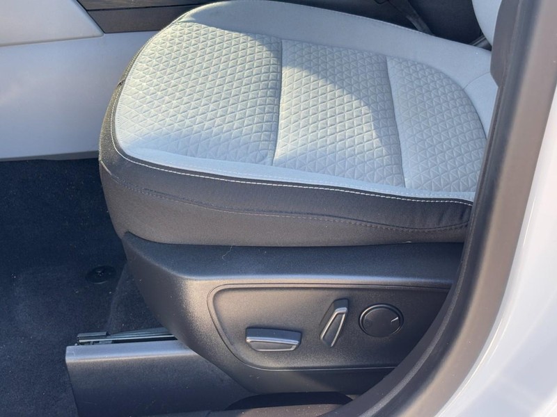 Ford Escape Vehicle Full-screen Gallery Image 26