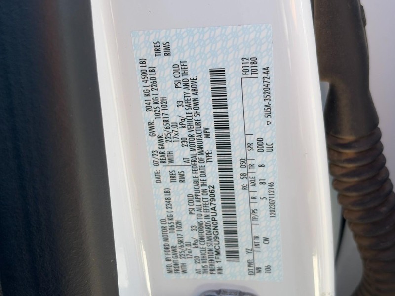 Ford Escape Vehicle Full-screen Gallery Image 27