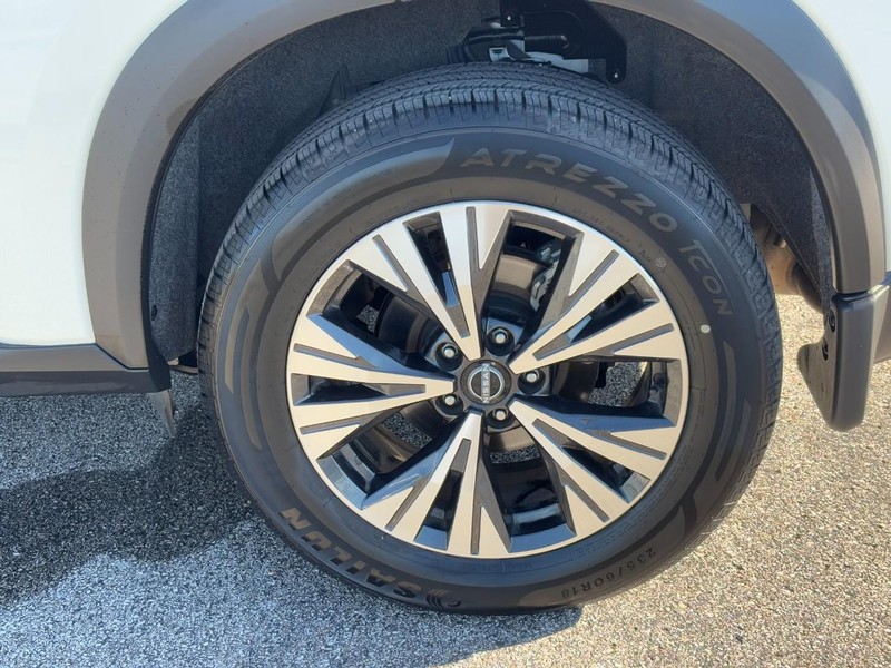 Nissan Rogue Vehicle Full-screen Gallery Image 07