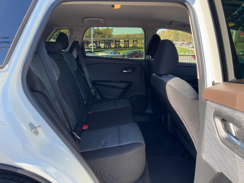 Nissan Rogue Vehicle Full-screen Gallery Image 10