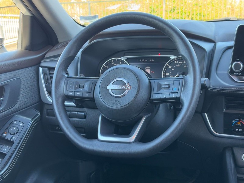 Nissan Rogue Vehicle Full-screen Gallery Image 12