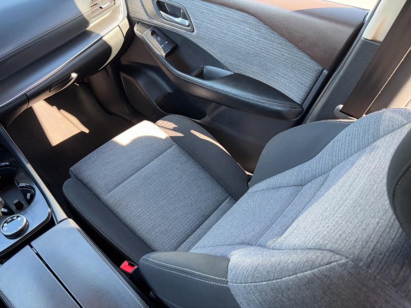 Nissan Rogue Vehicle Full-screen Gallery Image 15