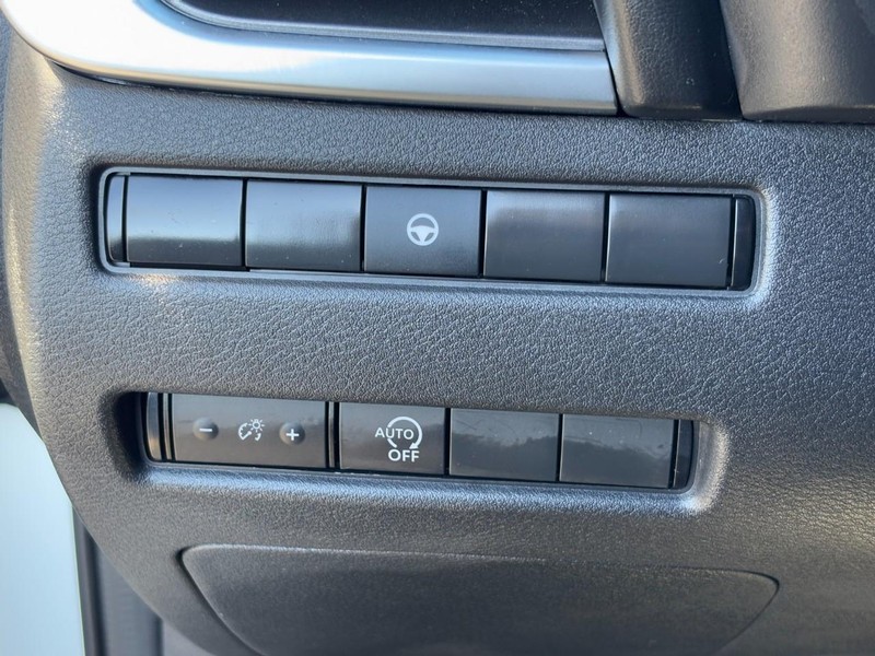 Nissan Rogue Vehicle Full-screen Gallery Image 16