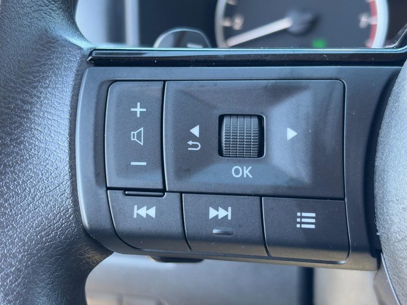 Nissan Rogue Vehicle Full-screen Gallery Image 17