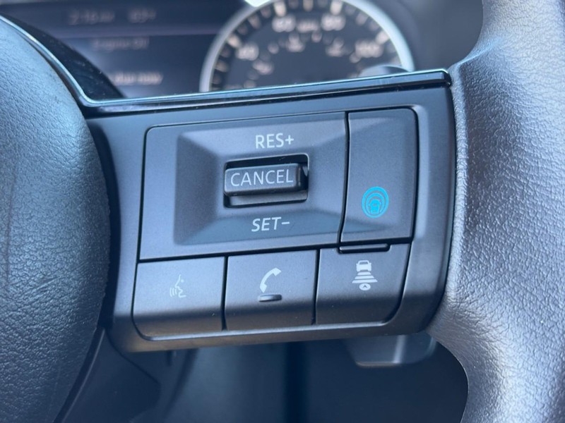 Nissan Rogue Vehicle Full-screen Gallery Image 18