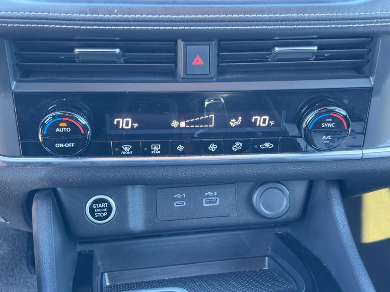 Nissan Rogue Vehicle Full-screen Gallery Image 22