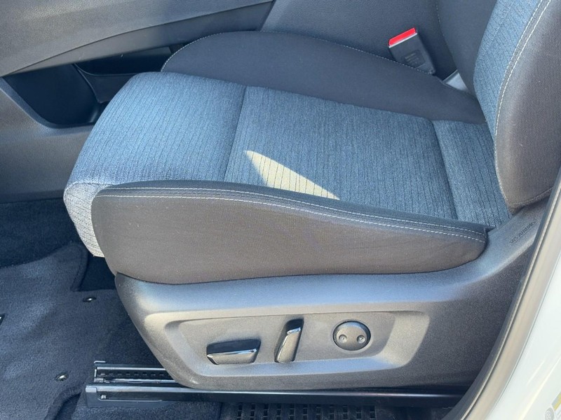 Nissan Rogue Vehicle Full-screen Gallery Image 24