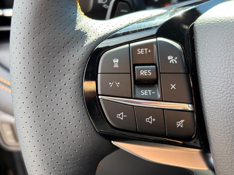 Ford Explorer Vehicle Full-screen Gallery Image 13