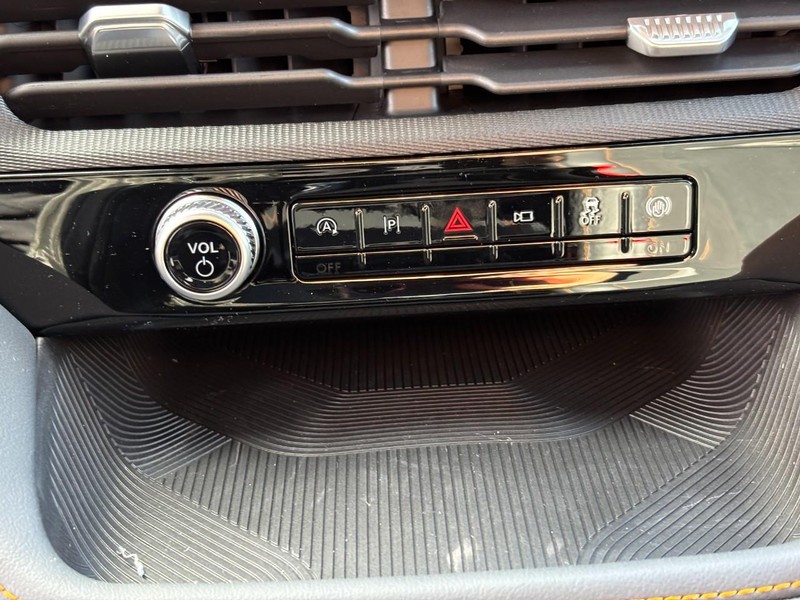 Ford Explorer Vehicle Full-screen Gallery Image 19