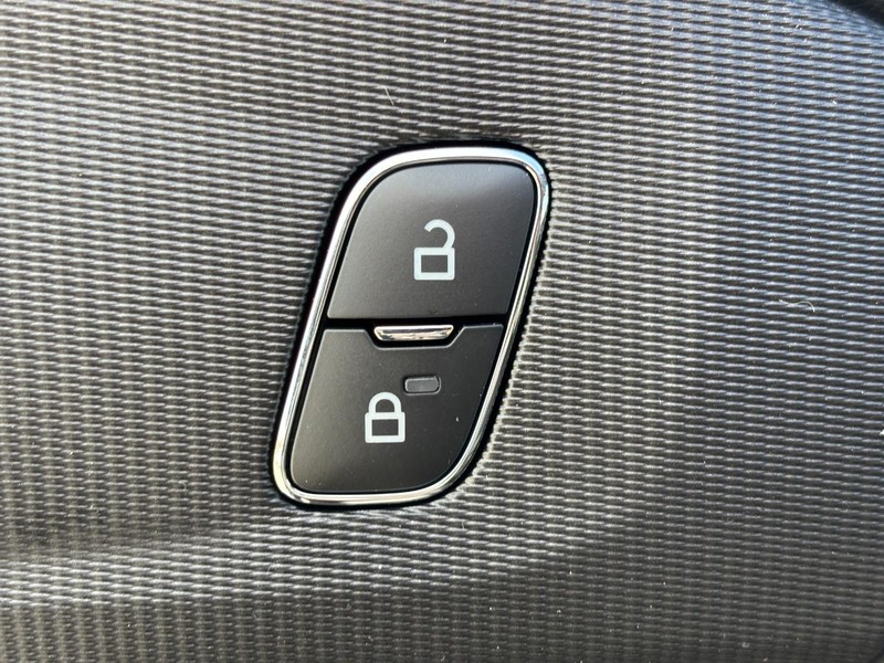 Ford Explorer Vehicle Full-screen Gallery Image 21