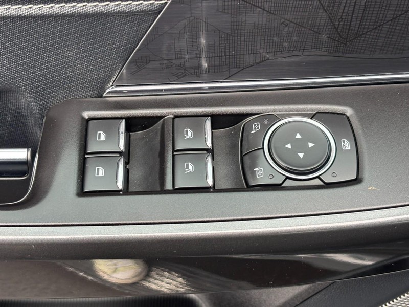 Ford F-150 Vehicle Full-screen Gallery Image 23