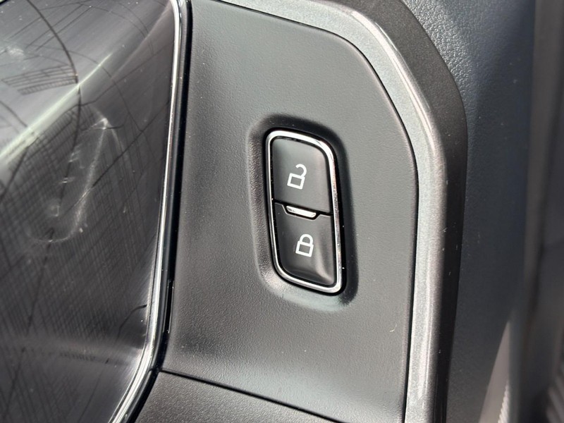 Ford F-150 Vehicle Full-screen Gallery Image 24