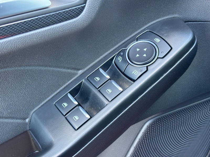 Ford Escape Vehicle Full-screen Gallery Image 18