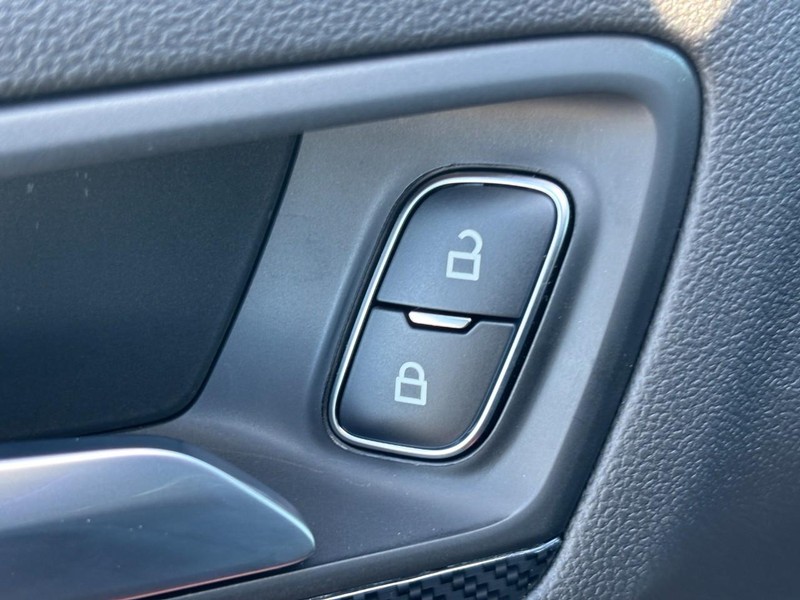 Ford Escape Vehicle Full-screen Gallery Image 19