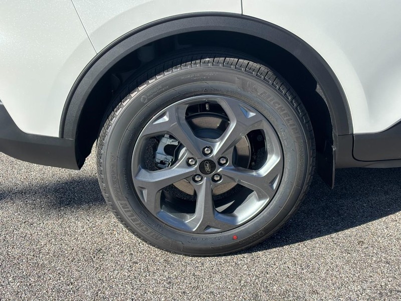 Ford Escape Vehicle Full-screen Gallery Image 04