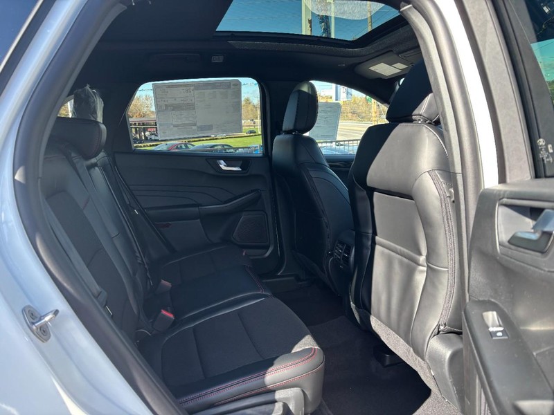 Ford Escape Vehicle Full-screen Gallery Image 05