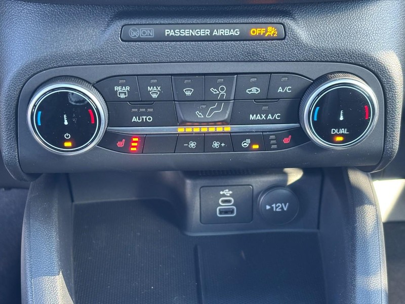 Ford Escape Vehicle Full-screen Gallery Image 17