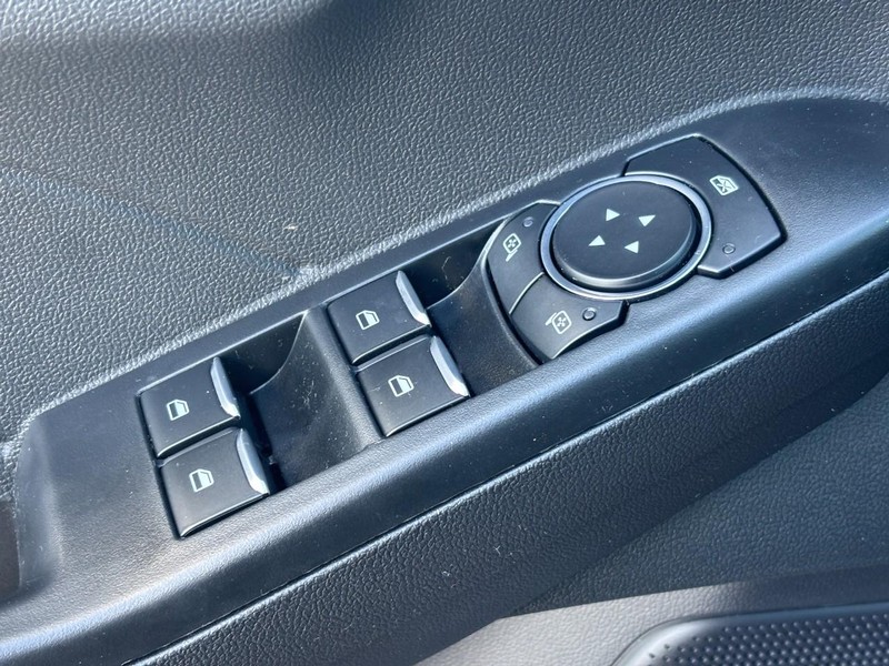 Ford Escape Vehicle Full-screen Gallery Image 18