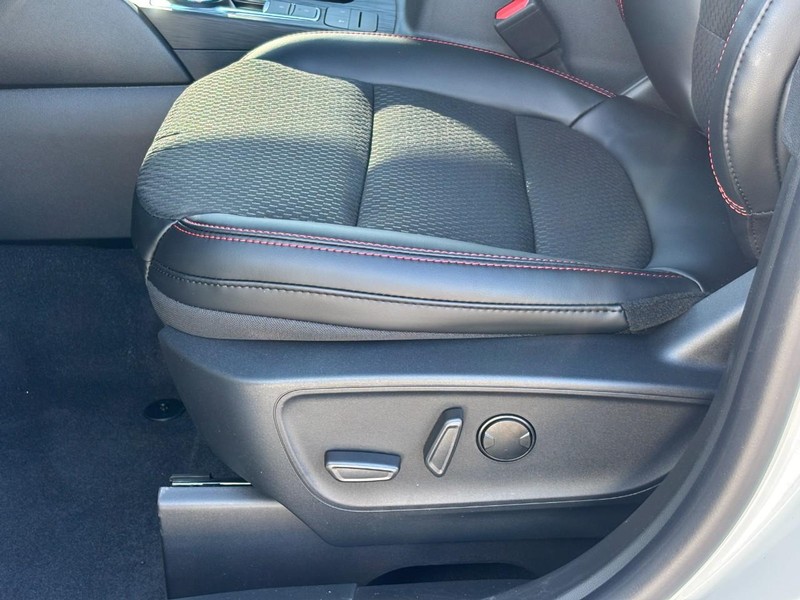 Ford Escape Vehicle Full-screen Gallery Image 20