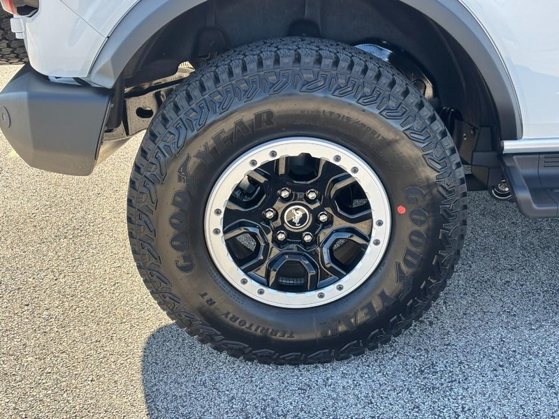 Ford Bronco Vehicle Full-screen Gallery Image 04