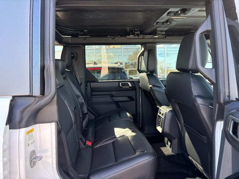 Ford Bronco Vehicle Full-screen Gallery Image 05