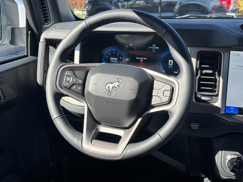 Ford Bronco Vehicle Full-screen Gallery Image 07