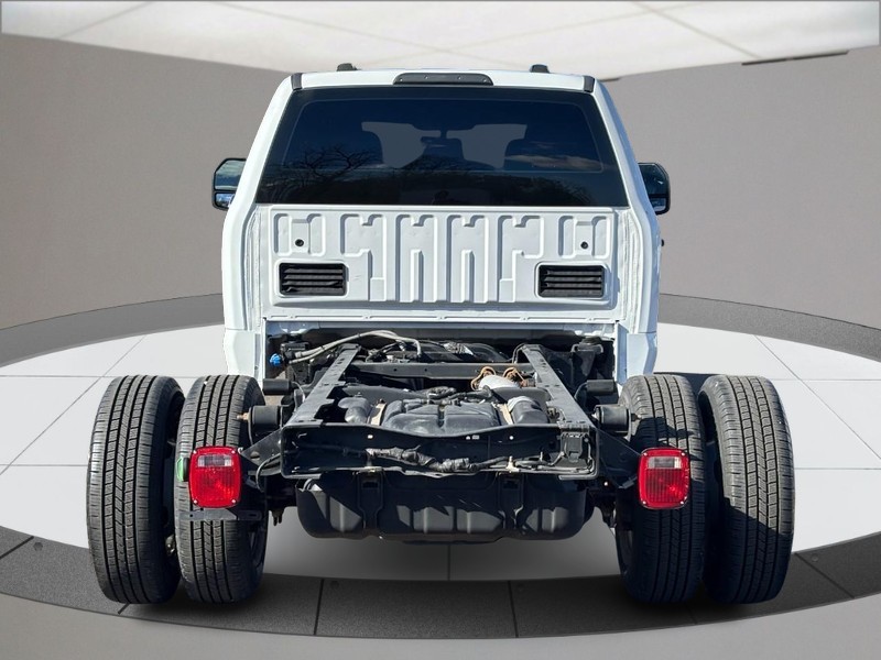 Ford Super Duty F-350 DRW Vehicle Full-screen Gallery Image 04